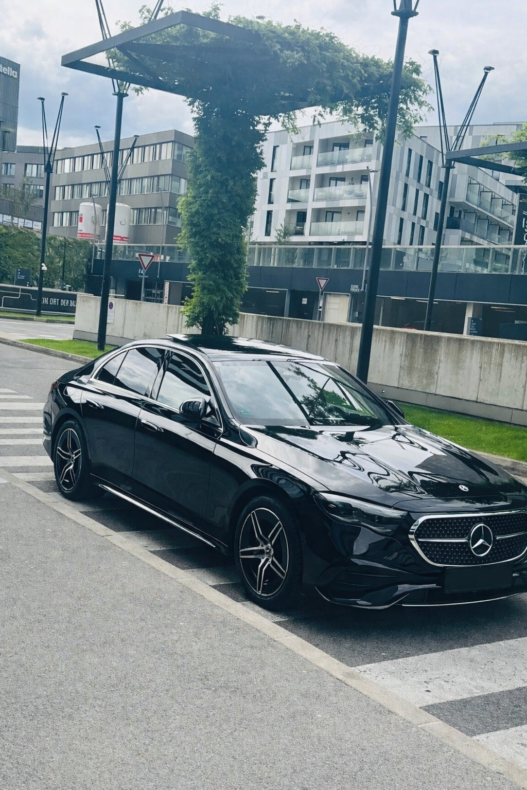 Mercedes E-Class thumbnail 3